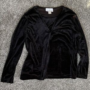 Lisa Joseph’s Elegant Black Velvet Long Sleeve Top